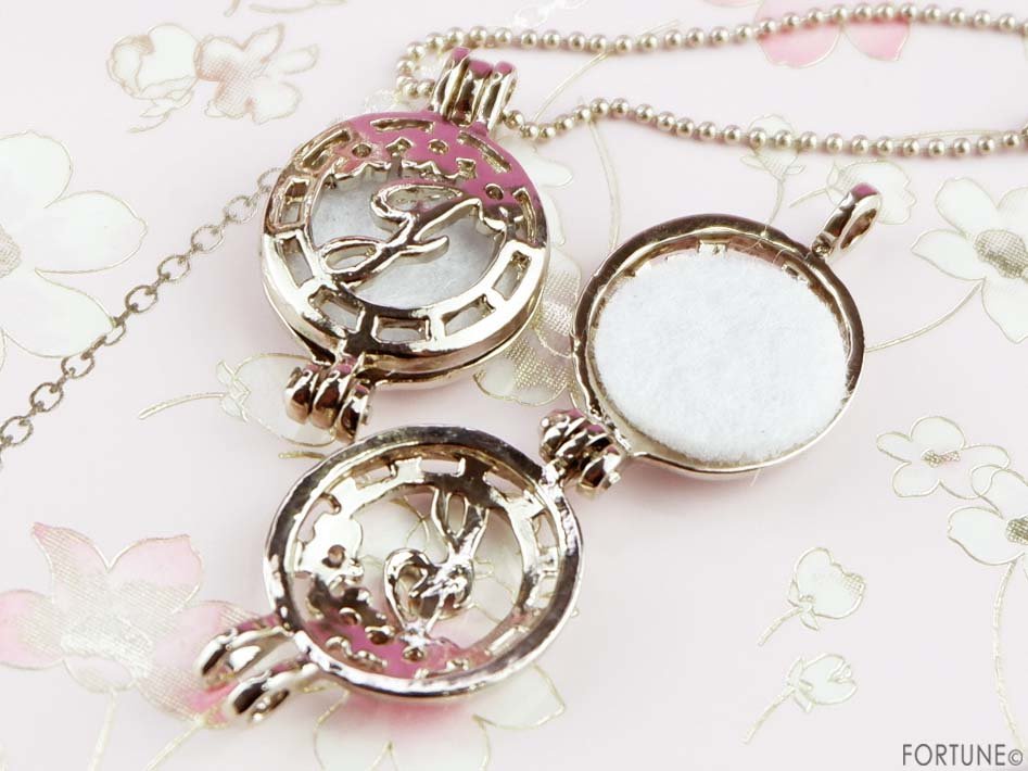 画像：ジルスチュアート「クリスタルブルーム ビーラブドチャーム オードパルファン」