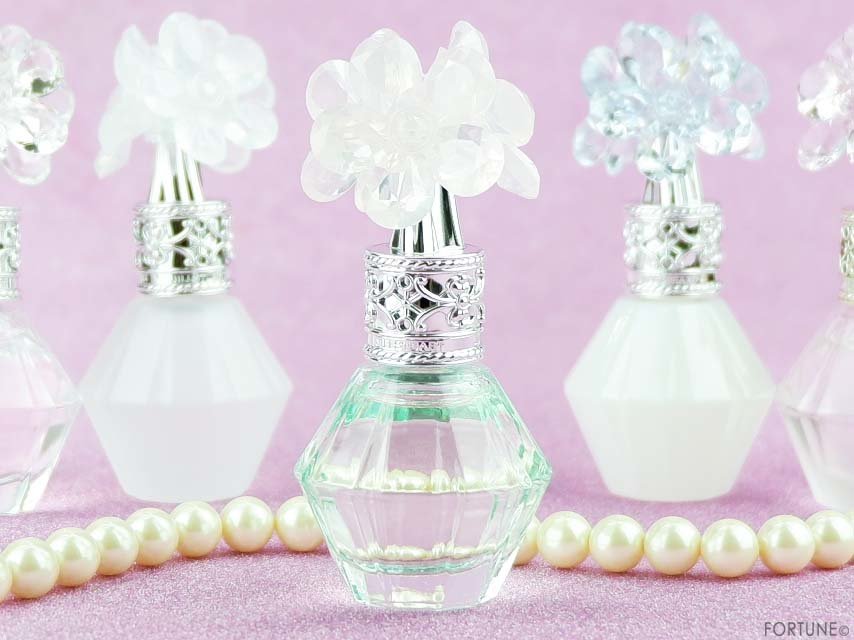 画像：ジルスチュアート「クリスタルブルーム ブリスフルブリーズ オードパルファン」