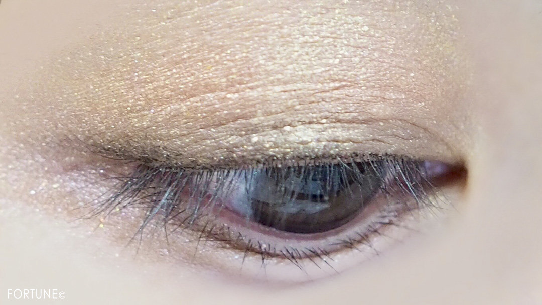 画像： ADDICTION「コンパクトアディクション ”パーティタッチ”」001 Champagne Gold使用感