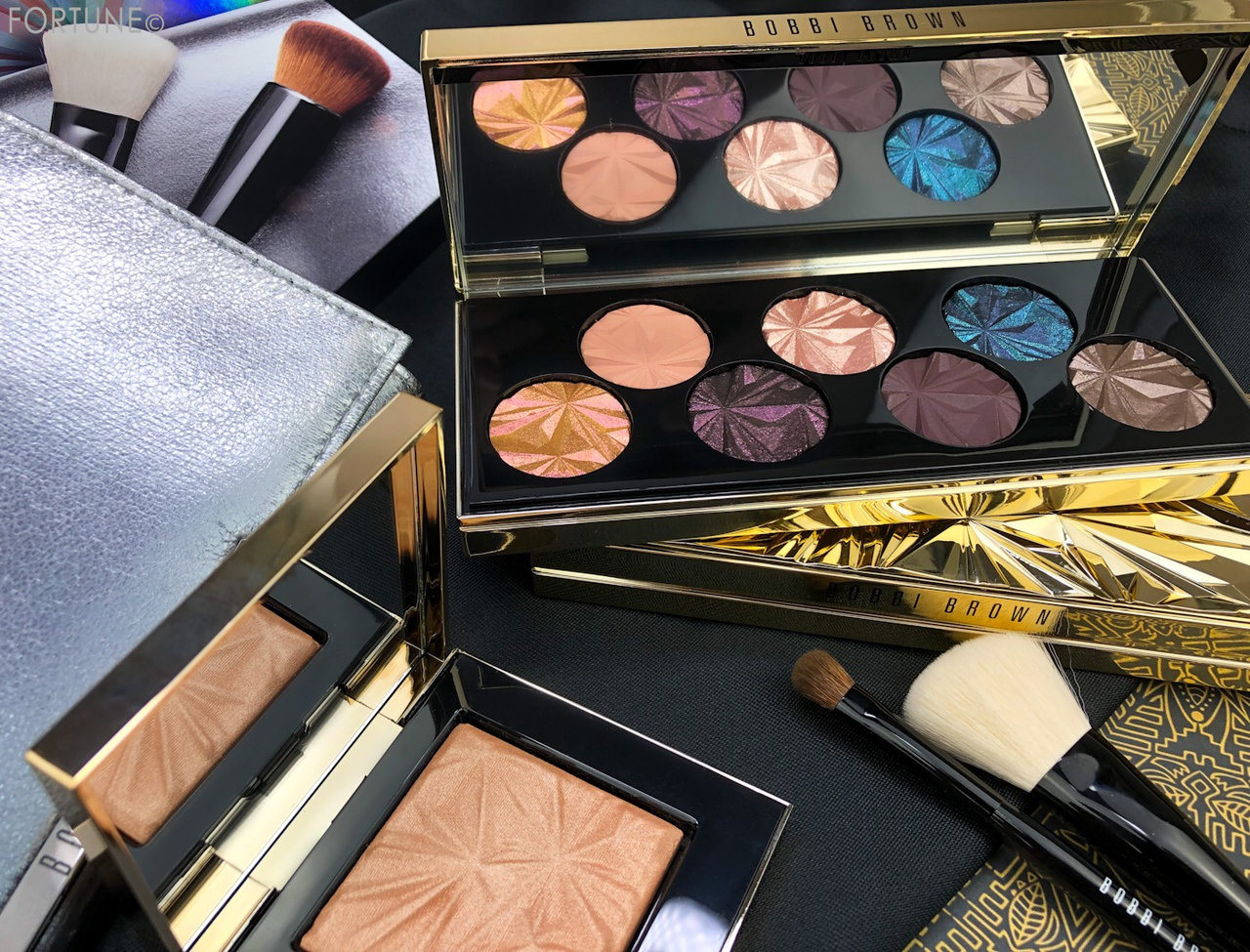 画像：ボビイ ブラウン2019ホリディ(クリスマスコフレ)「リュクス イルミネイティング パウダー」「エッセンシャルズ トラベル ブラシ セット」「リュクス ジェムズ アイシャドウ パレット」