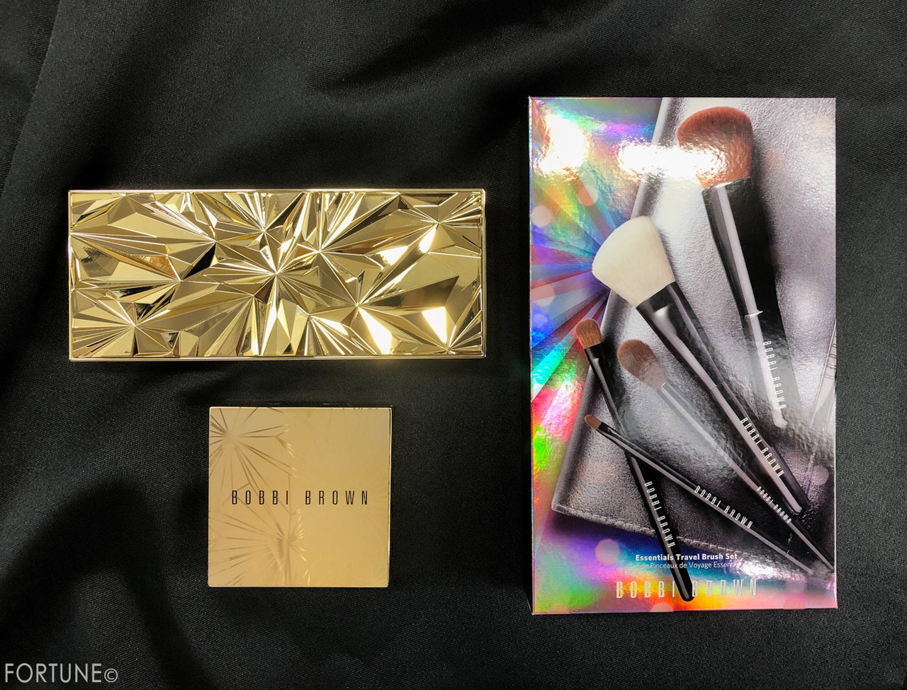 画像：ボビイ ブラウン2019ホリディ(クリスマスコフレ)「リュクス イルミネイティング パウダー」「エッセンシャルズ トラベル ブラシ セット」「リュクス ジェムズ アイシャドウ パレット」