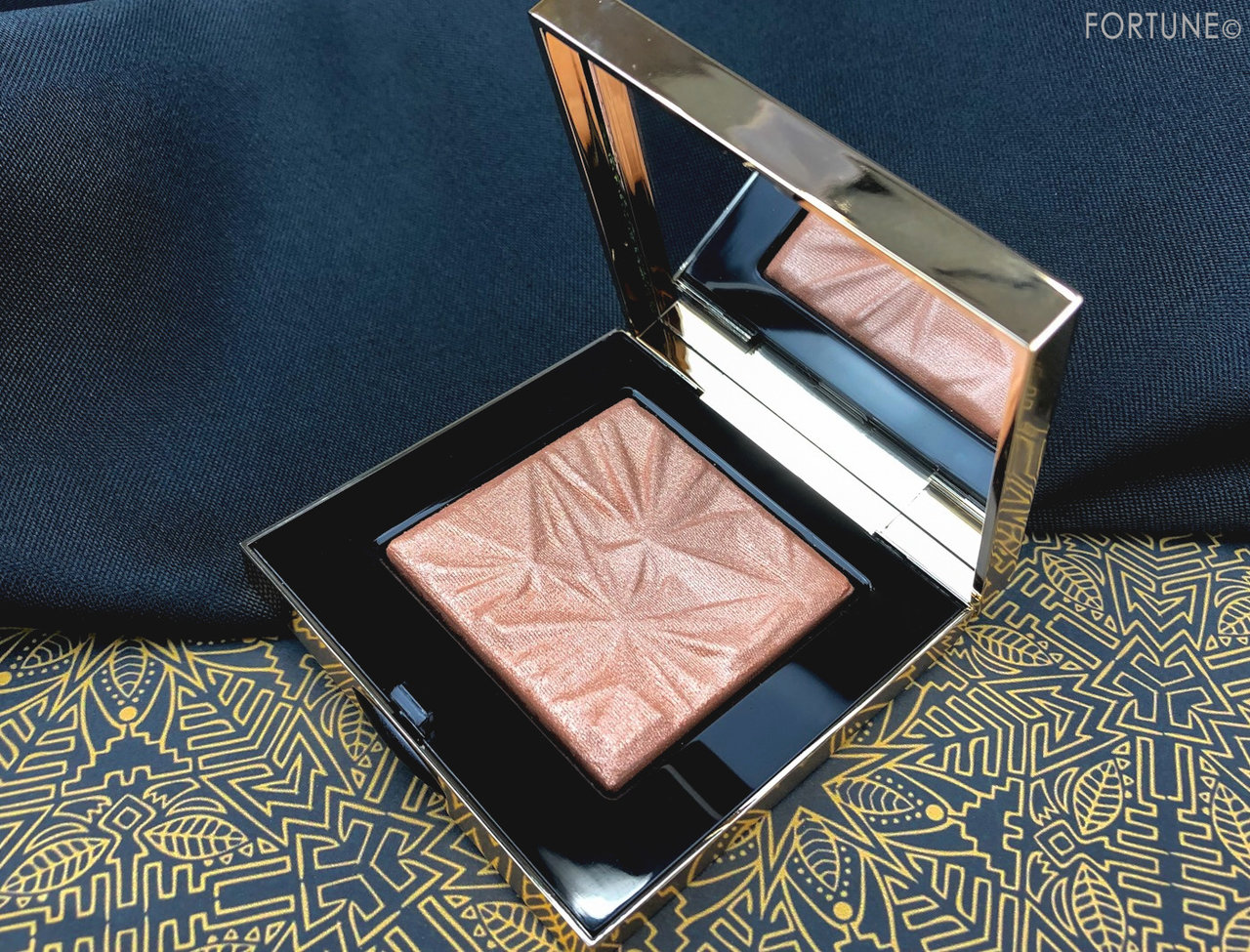 画像：ボビイ ブラウン2019ホリディ(クリスマスコフレ)「リュクス イルミネイティング パウダー」