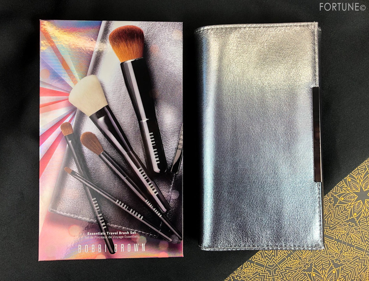 画像：ボビイ ブラウン2019ホリディ(クリスマスコフレ)「エッセンシャルズ トラベル ブラシ セット」