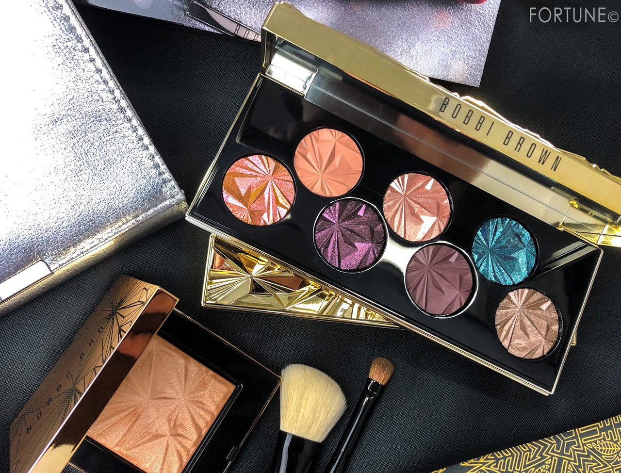 画像：ボビイ ブラウン2019ホリディ(クリスマスコフレ)「リュクス イルミネイティング パウダー」「エッセンシャルズ トラベル ブラシ セット」「リュクス ジェムズ アイシャドウ パレット」