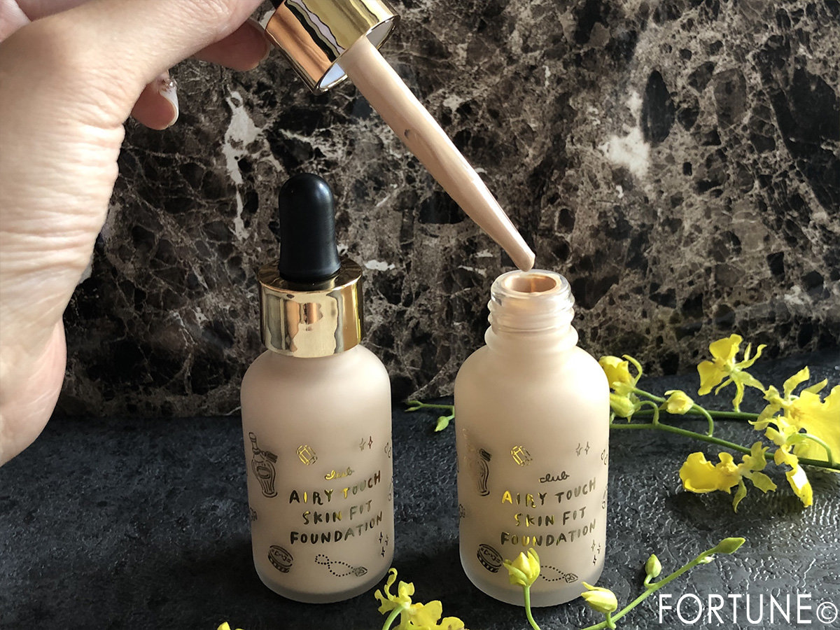 「クラブ エアリータッチ スキンフィットファンデーション」パッケージ