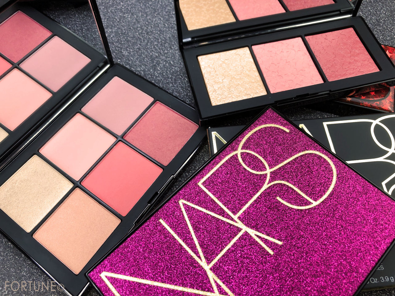 画像：NARS 2019クリスマスコフレ「スターシーン チークパレット」「フリーラバー チークパレット」