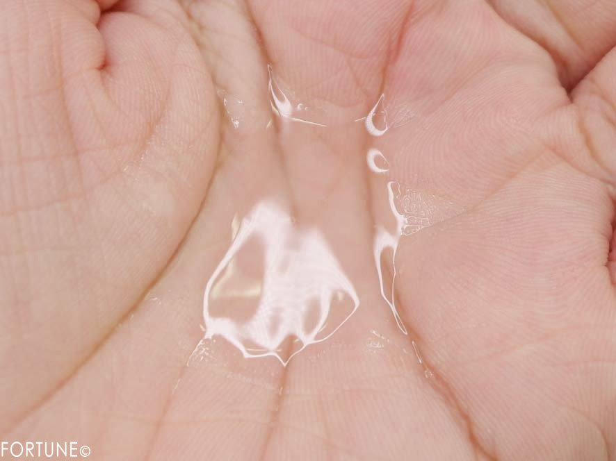 画像：ベネフィーク×ハローキティ×M / mika.ninagawa(蜷川実花)コラボ「ドゥース エマルジョン Ⅰ・Ⅱ セット KN」乳液