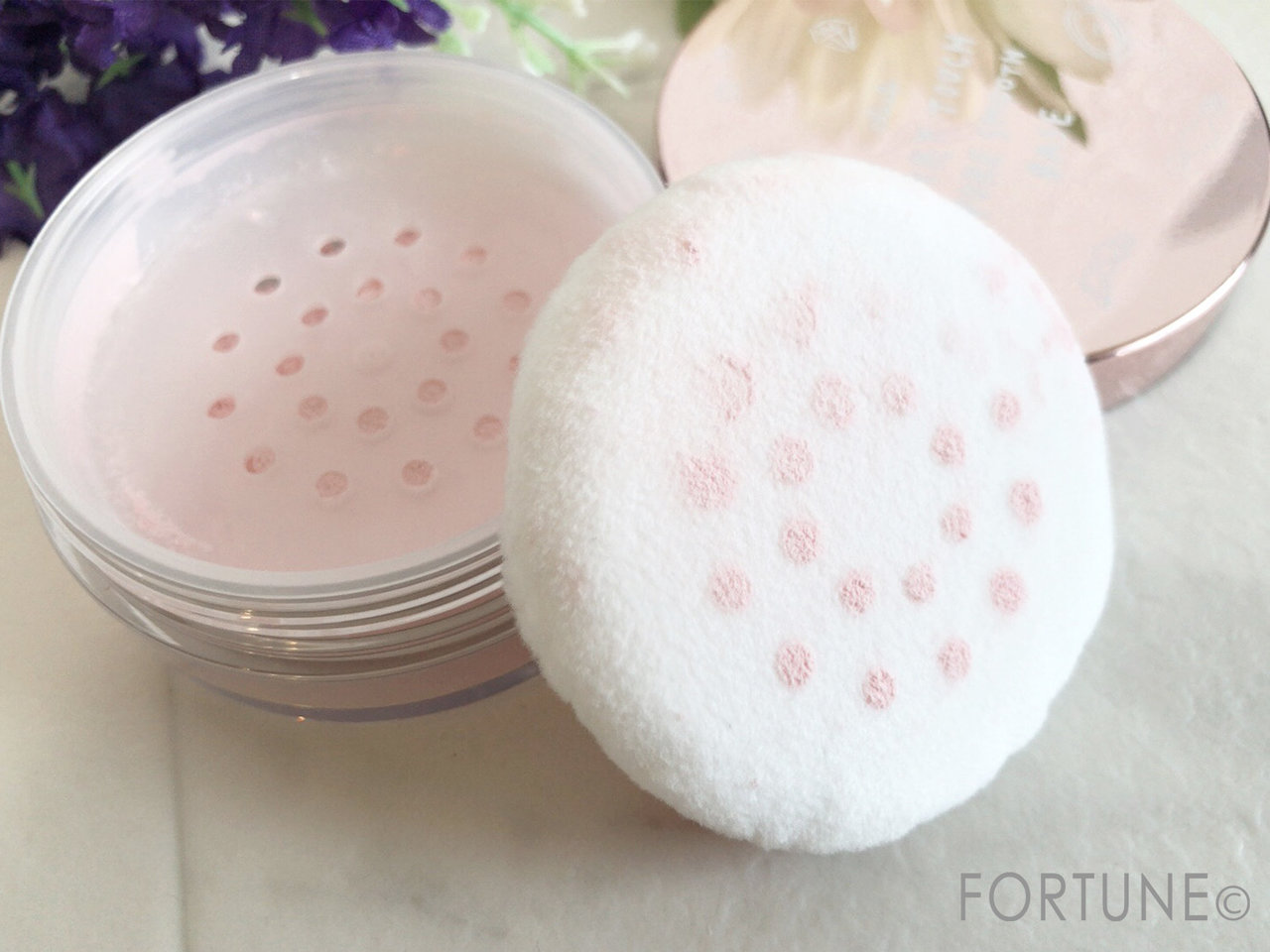 「クラブ エアリータッチ ポアスムースベース」は軽いつけ心地