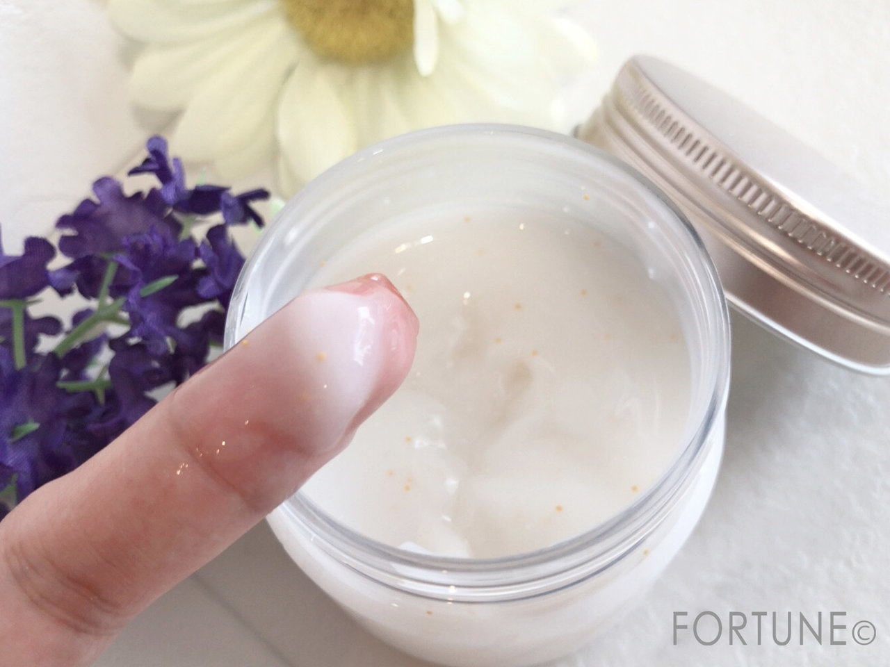 「クラブ すっぴんナチュラルクリアジェル」テクスチャー