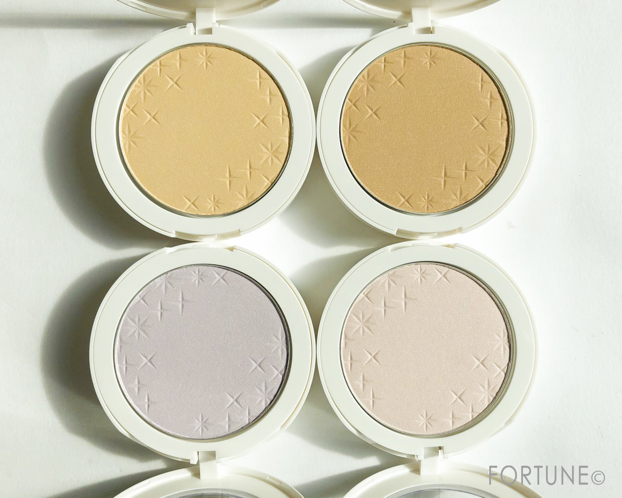 画像：「レブロン スキンライト プレスト パウダー N」2019リニューアル