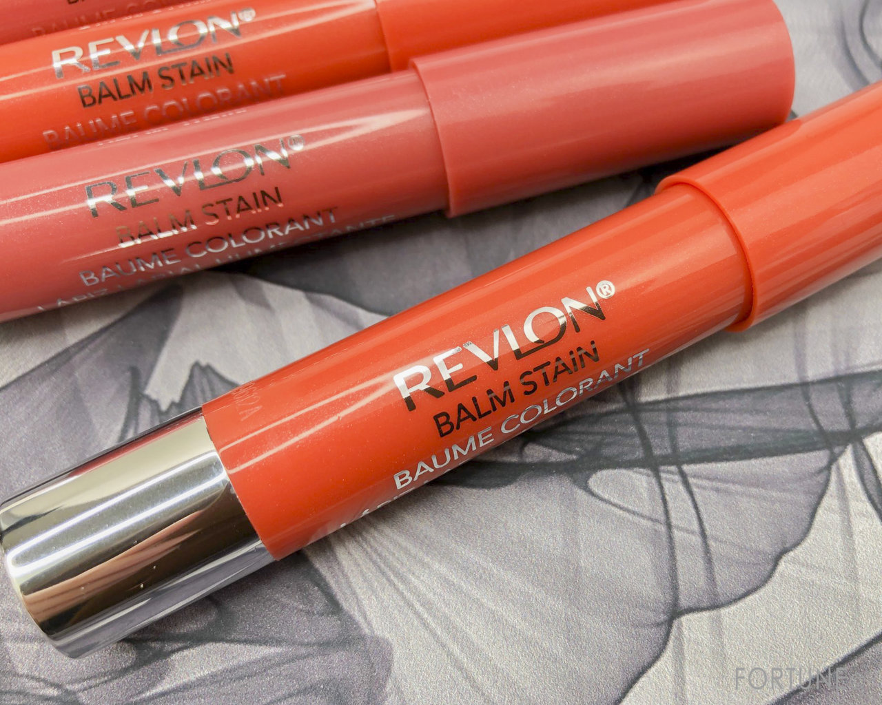 画像：レブロン「バーム ステイン」095 コーラル クリスタル／100 ルビー クオーツ