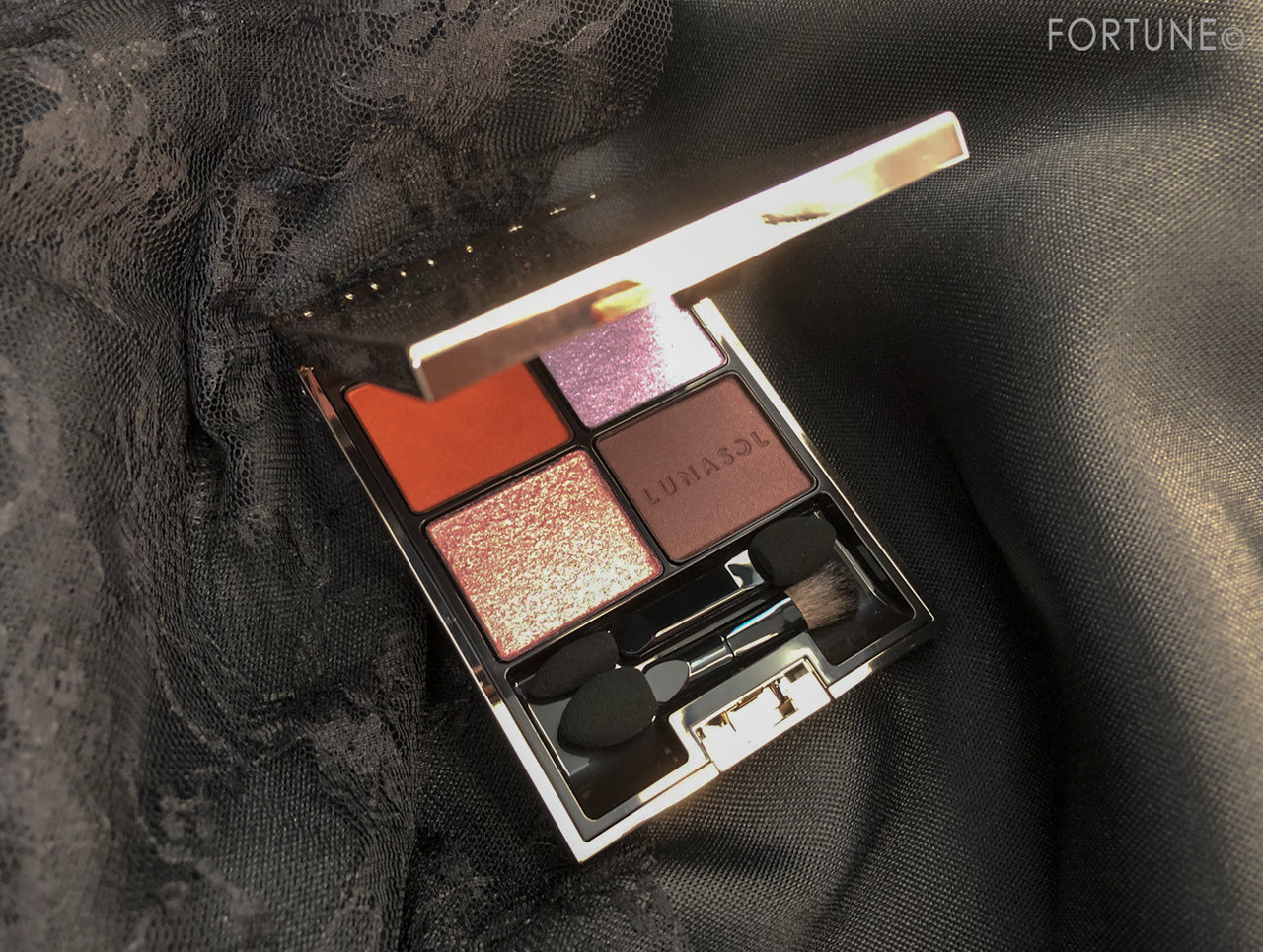 画像：ルナソル 2019クリスマスコフレ「ホリデーフェイバリット 2019」「アイカラーレーション EX03ミステリアスムード」