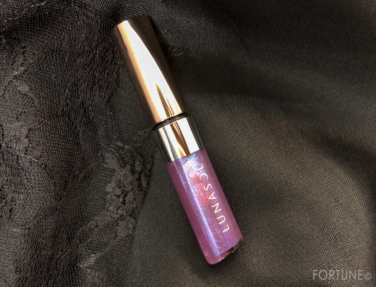 画像：ルナソル 2019クリスマスコフレ「ホリデーフェイバリット 2019」「ドレスフォーリップス(グロス) EX01 ムーンリットダスト」