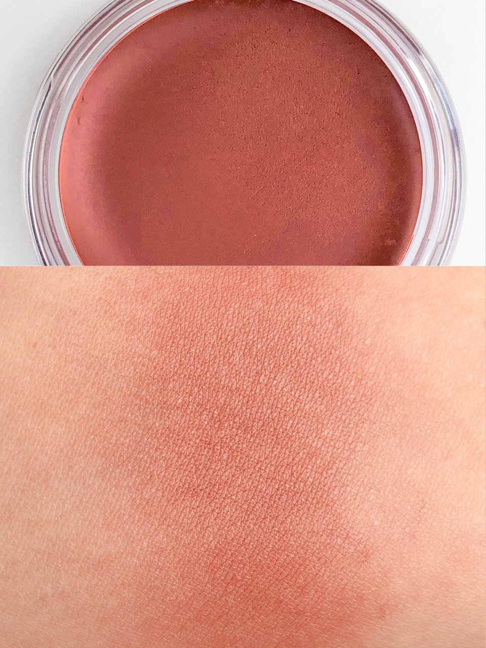 画像：ルナソル 2019クリスマスコフレ「ホリデーフェイバリット 2019」「スキニーカラーグロウ EX01 ジュニパーベリー」