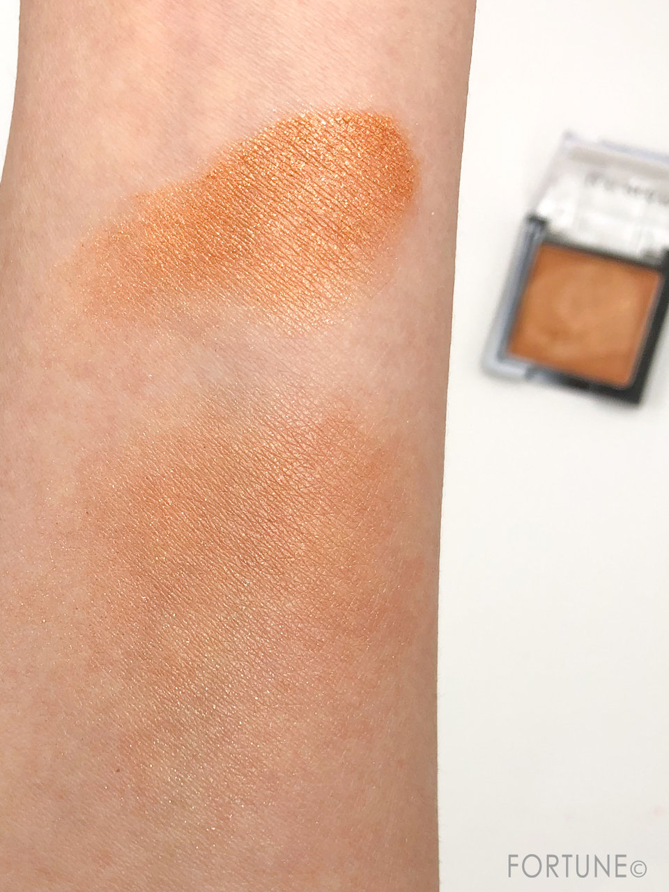 画像：ダイソー 　100均コスメ　ユーアーグラム(U R GLAM)「エアリーアイカラー」