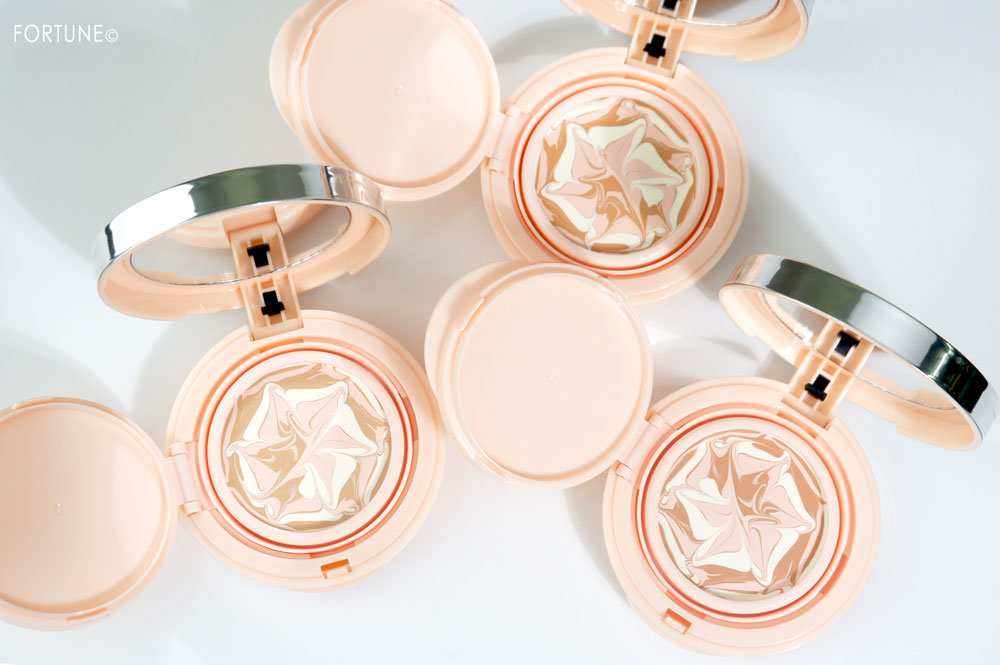 画像：レブロン フォトレディ キャンディッド ウォーター エッセンス コンパクト ファンデーション