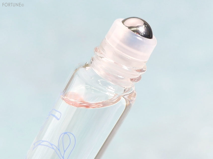 画像：「ジルスチュアート　クリスタルブルーム　サムシングピュアブルー　オードパルファン　ローラーボール」