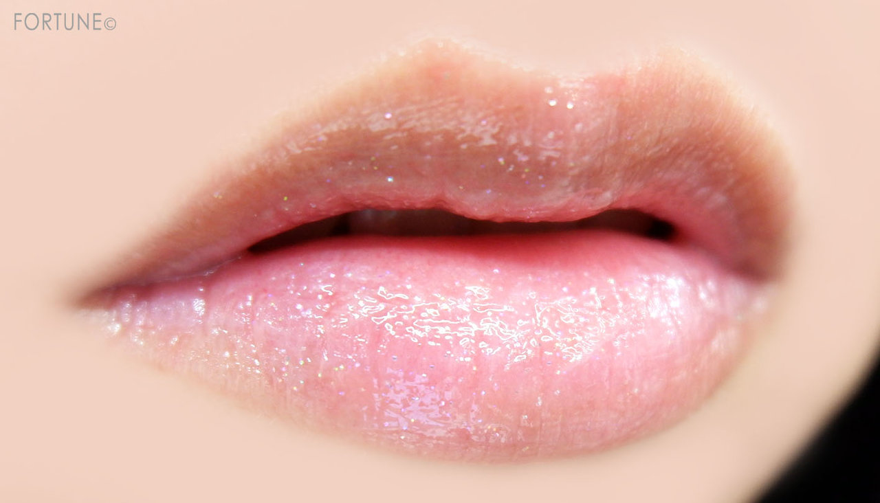 画像：「ジルスチュアート　サムシングピュアブルー　ダイヤモンド グレイズ　リップバーム」