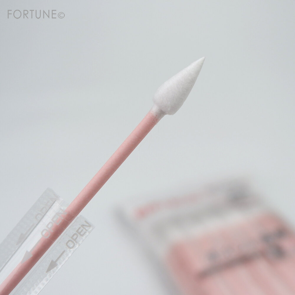 画像：ロージーローザ「ポイント綿棒 50P」、audorx「ホットビューラー まつげくるん」、貝印「ホットアイラッシュカーラー　ジューシーピンク」