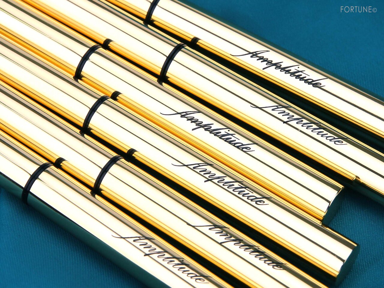 《アンプリチュード》2020年秋冬新作「Amplitude ロングラスティング リキッドアイライナー（全6色）」