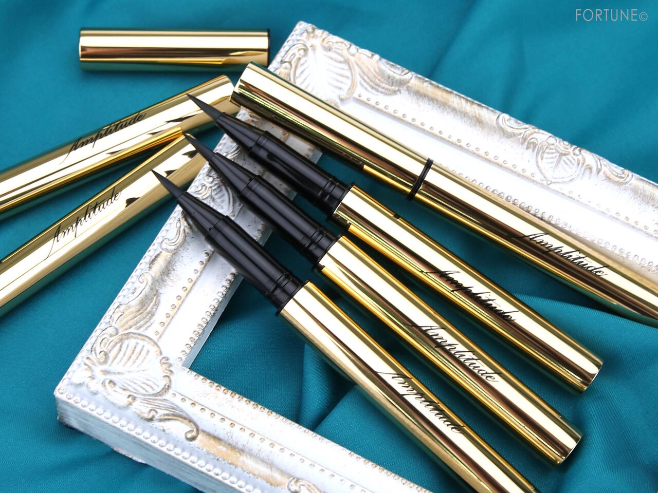 《アンプリチュード》2020年秋冬新作「Amplitude ロングラスティング リキッドアイライナー（全6色）」