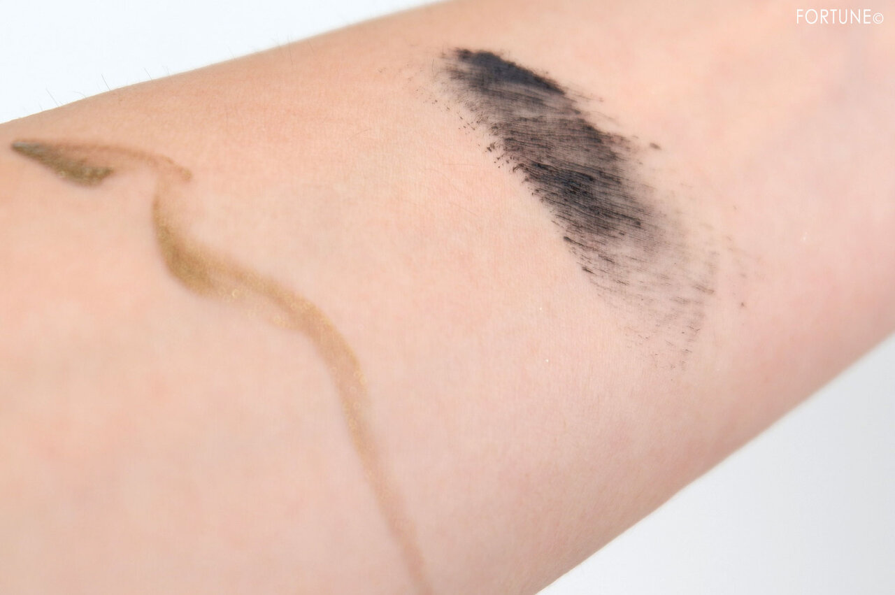 画像：2020クリスマスコフレ「RMK ホリデールック レッドメイクアップキット 2020」アイライナー＆マスカラ