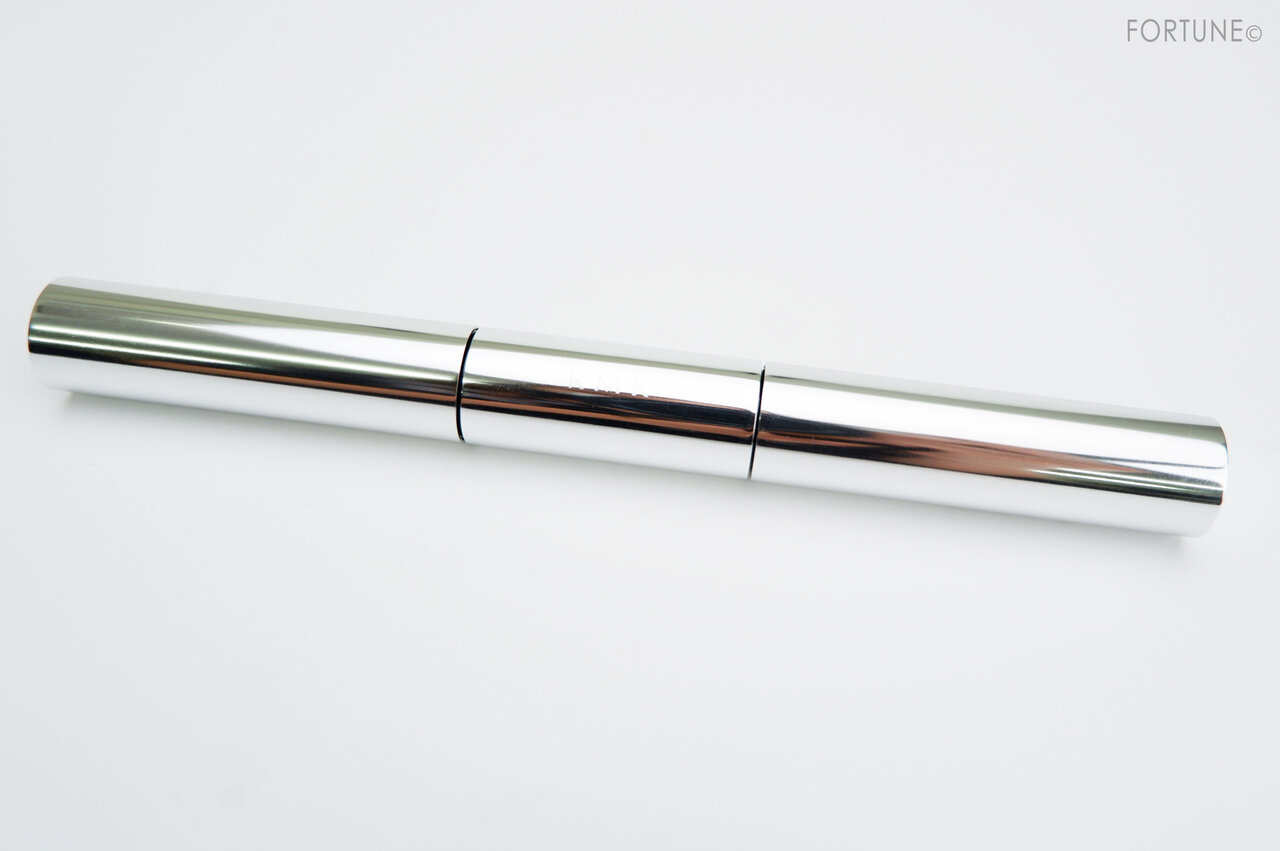 画像：2020クリスマスコフレ「RMK ホリデールック レッドメイクアップキット 2020」アイライナー＆マスカラ