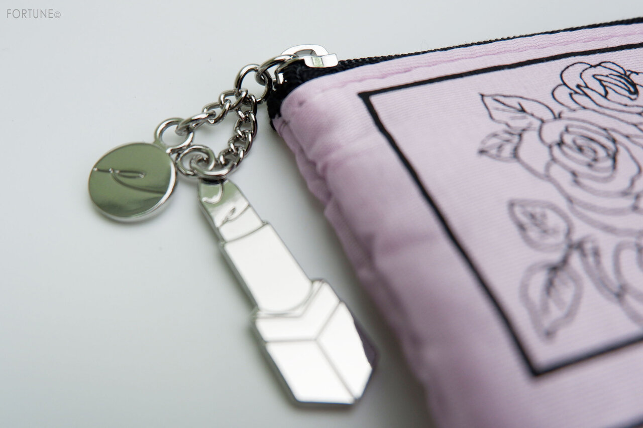 画像：2020クリスマスコフレ「RMK ホリデールック レッドメイクアップキット 2020」画像：「RMK ホリデールック レッドメイクアップキット 2020」オリジナルポーチ