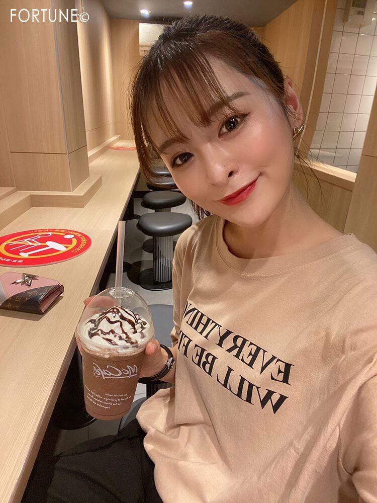 ポーチの中身【FORTUNE美女ポーチ Vol.29】フェイシャルエステやパーソナルジムを経営する女性起業家「小林あかね」さん