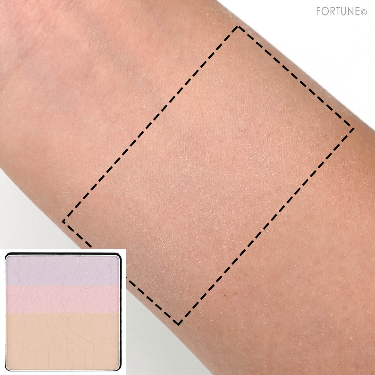 画像：JILL STUART Beauty（ジルスチュアート ビューティ）2020クリスマスコフレ『ジルスチュアート ダズリングワンダーランド コレクション』「トーンアップ フェイスパウダー」