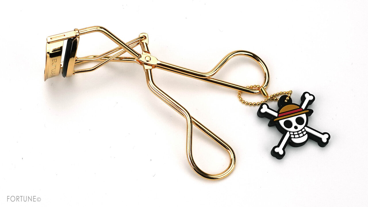 画像：shu uemura（シュウ ウエムラ）ONE PIECE（ワンピース）クリスマスコフレ第2弾「ウォンテッド ゴールド アイラッシュカーラー」