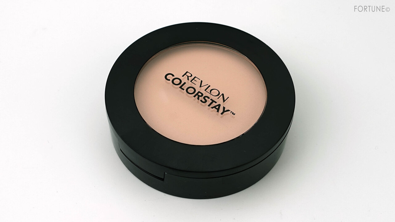 REVLON(レブロン) 2020年秋冬 新作コスメ 新色『レブロン カラーステイ プレスト パウダー N　830 ライト/ミディアム』スウォッチ・使用レポ・レビュー
