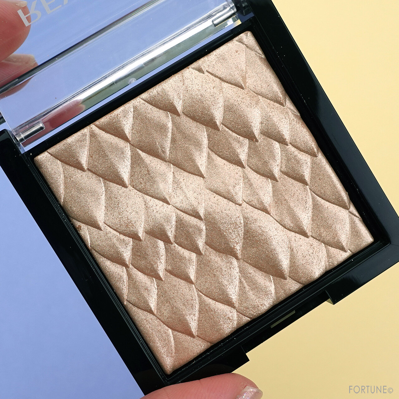 REVLON(レブロン)2021春新作コスメ「スキンライト プリズマティック ハイライター」