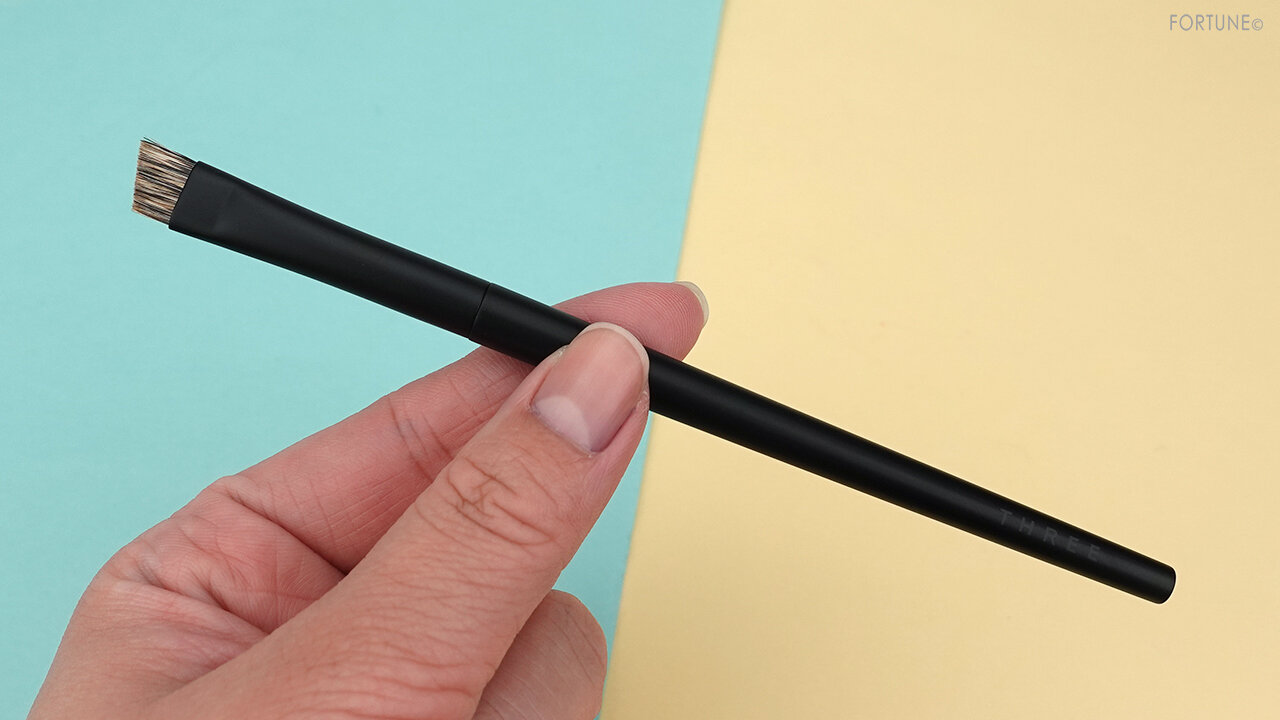 スリー 2021春新作「THREE アイブラウシェーピングブラシ」