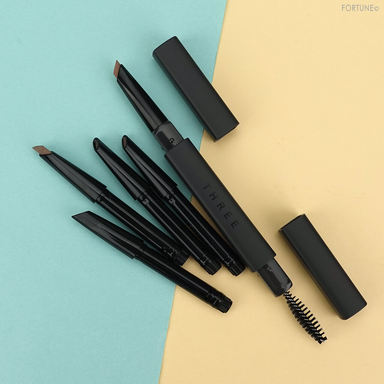 スリー 2021春新作「THREE アドバンスドアイデンティティ アイブラウペンシル」