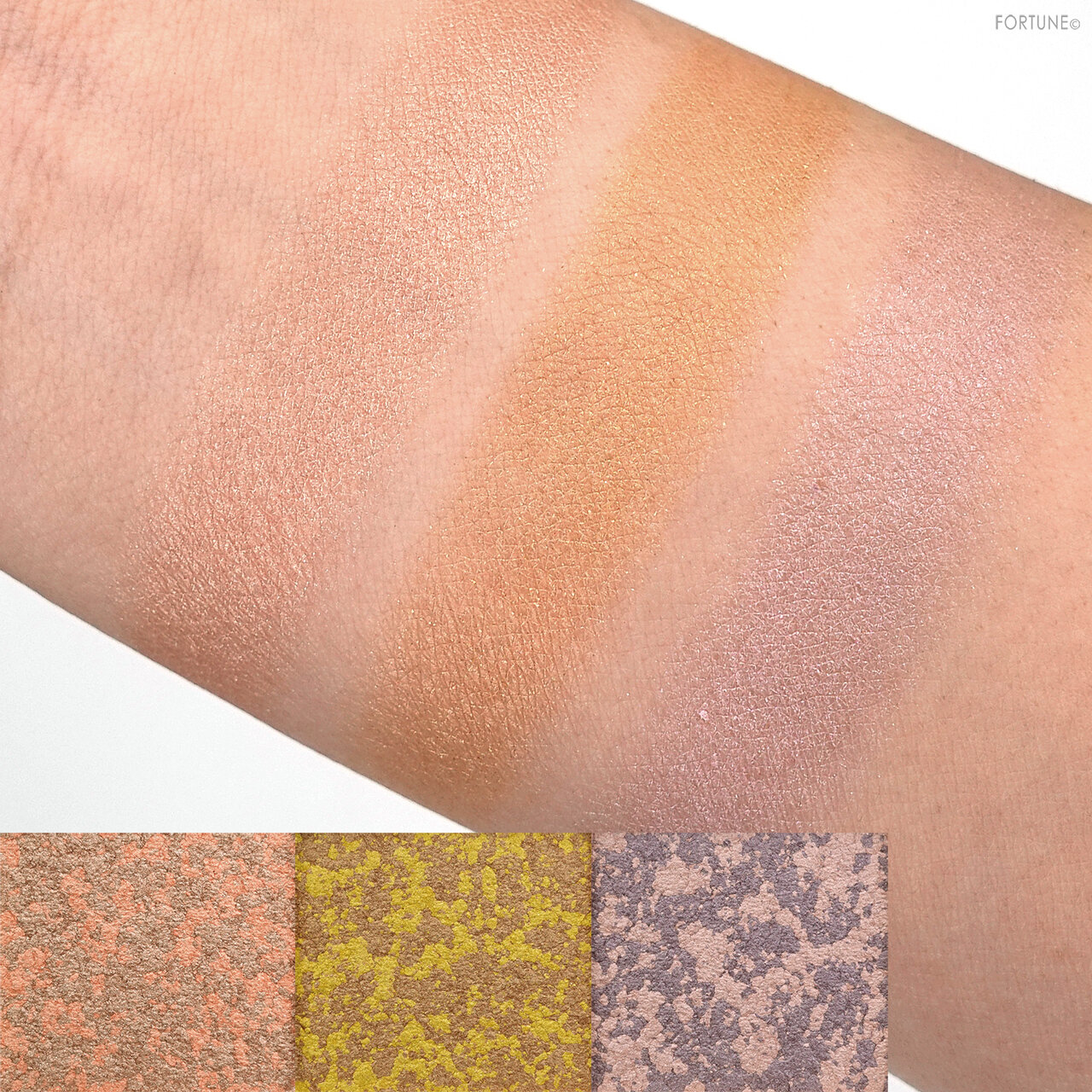 to/one「トーン ペタル アイシャドウ」