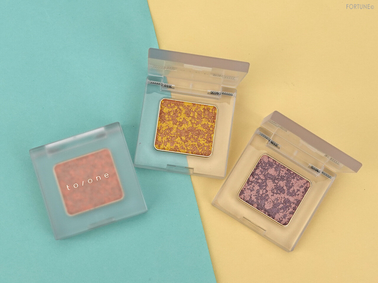 to/one「トーン ペタル アイシャドウ」
