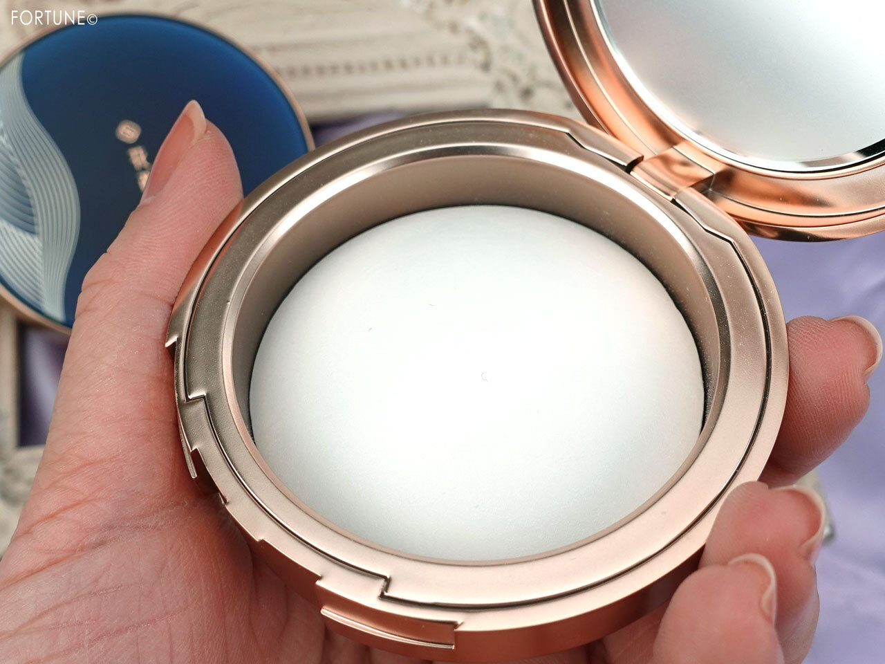 花西子（Florasis）「玉女桃花絹糸 プレストフェイスパウダー」