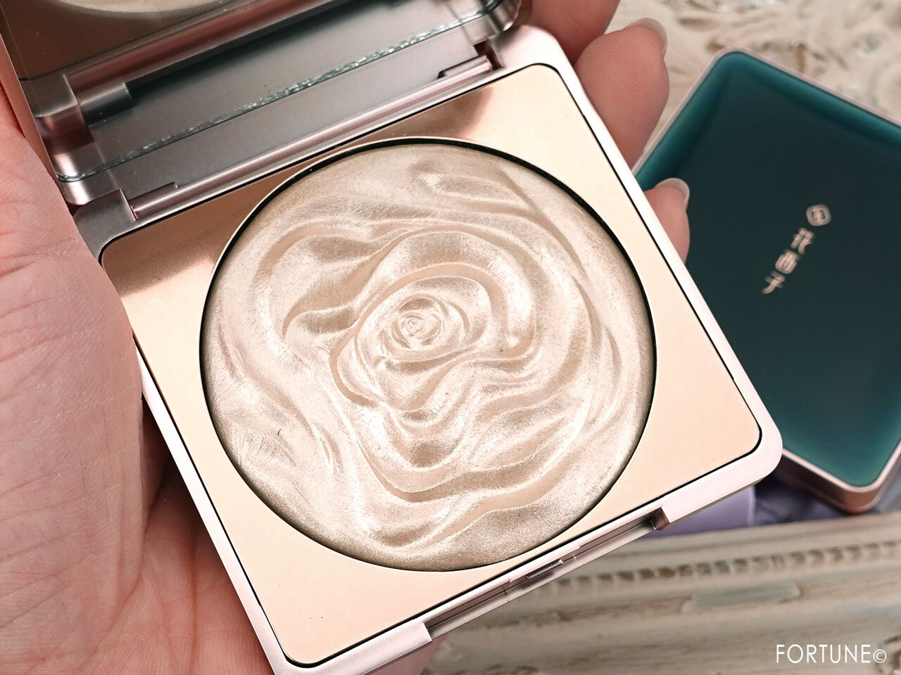 花西子（Florasis）「双花彫刻ハイライト」