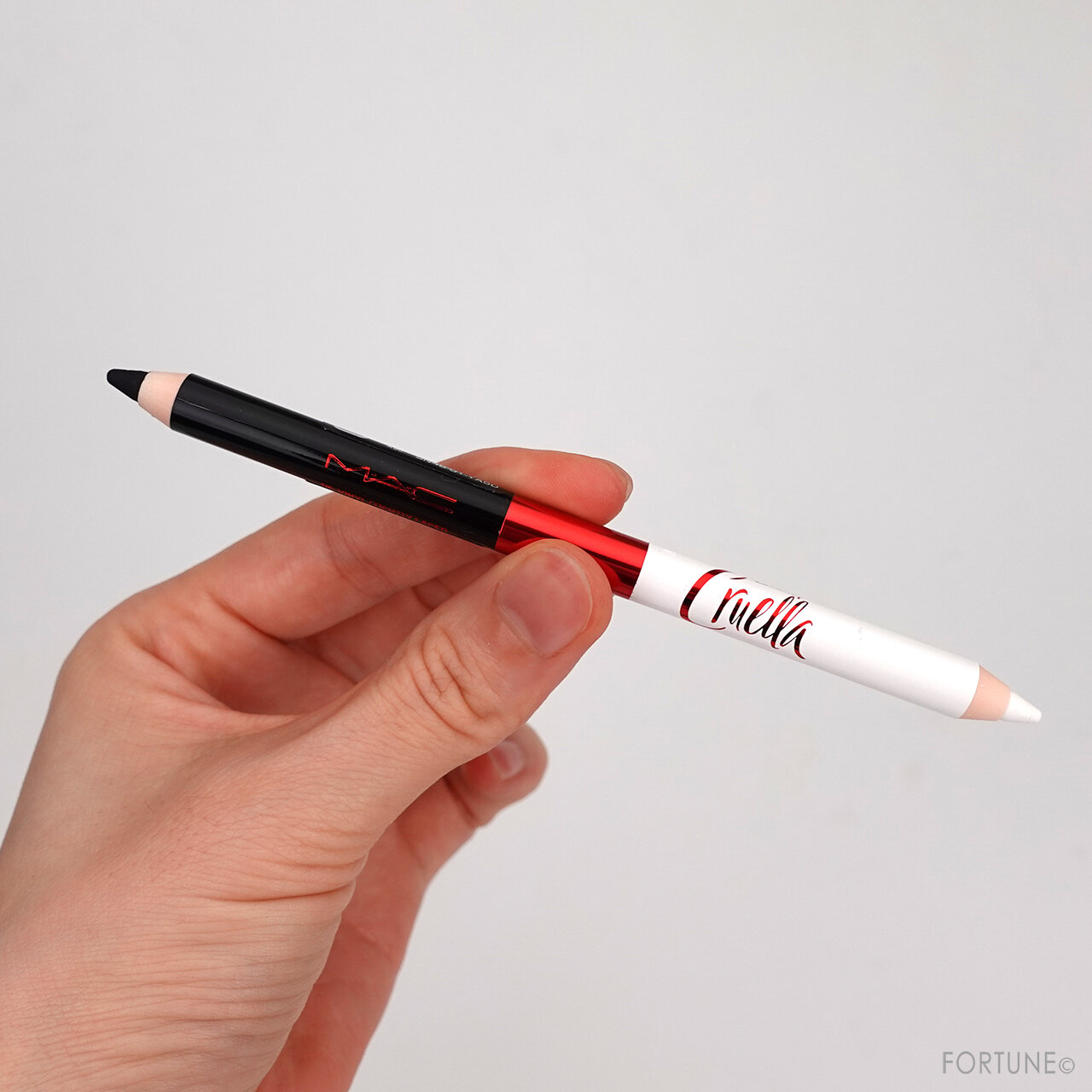 M·A·C/マック×ディズニー クルエラ「デュアル エンディッド プロ ロングウェア アイ ライナー」