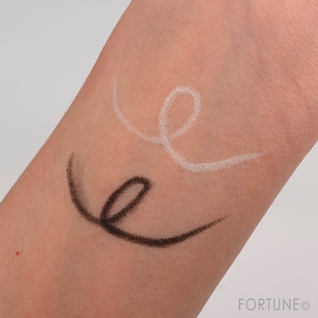 M·A·C/マック×ディズニー クルエラ「デュアル エンディッド プロ ロングウェア アイ ライナー」