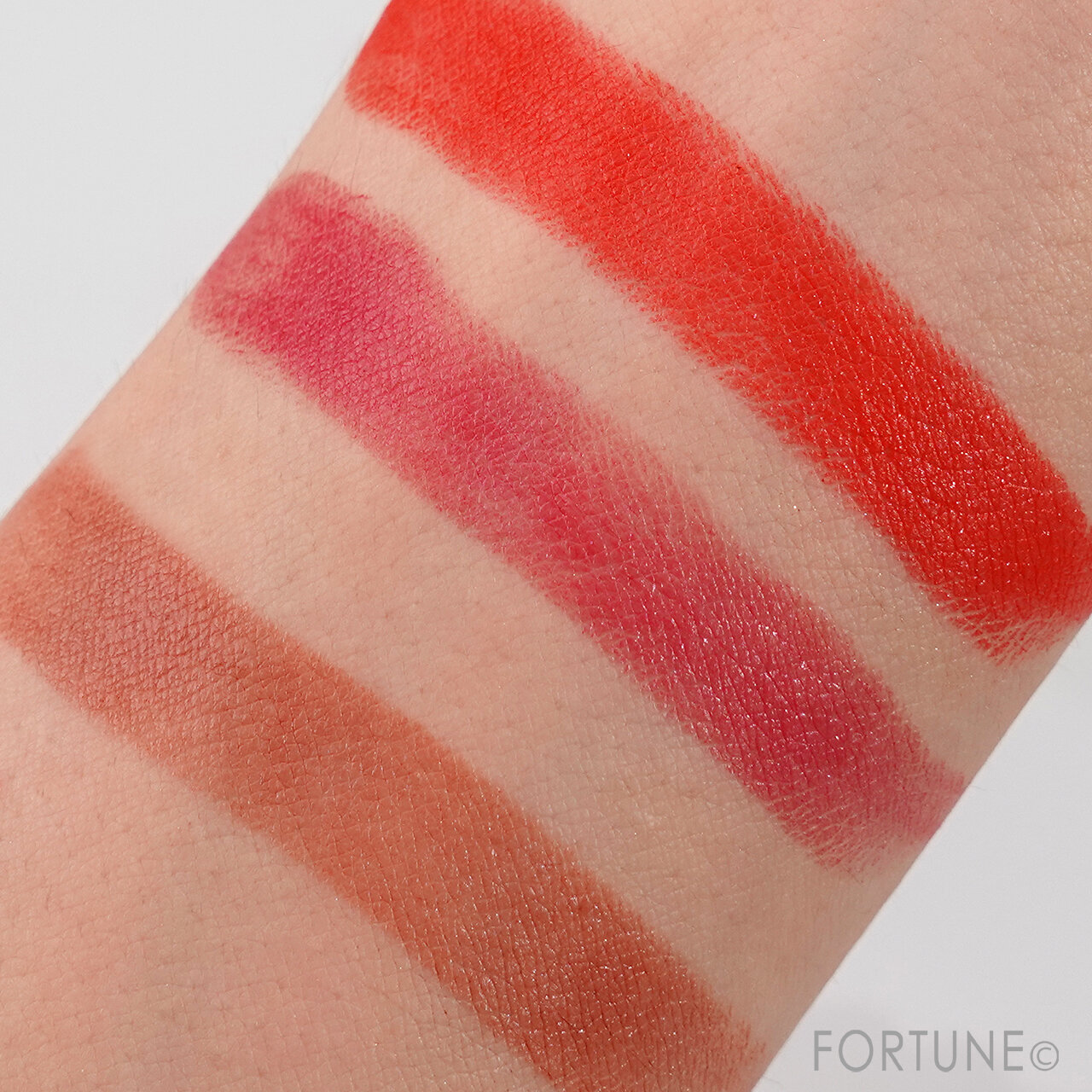 クラッシュド リップ カラー　BOBBI　BROWN（ボビイ ブラウン）×ウラ ジョンソン