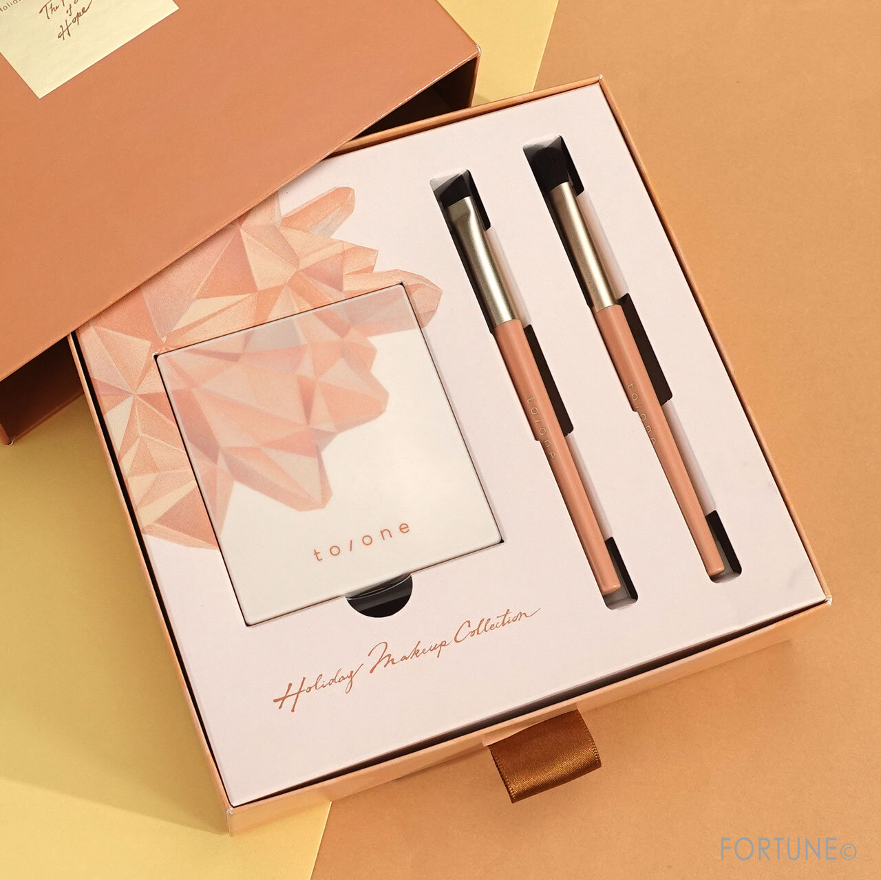 to/one（トーン）／2021年クリスマスコフレ／トーン ホリデー メイクアップ コレクション 2021