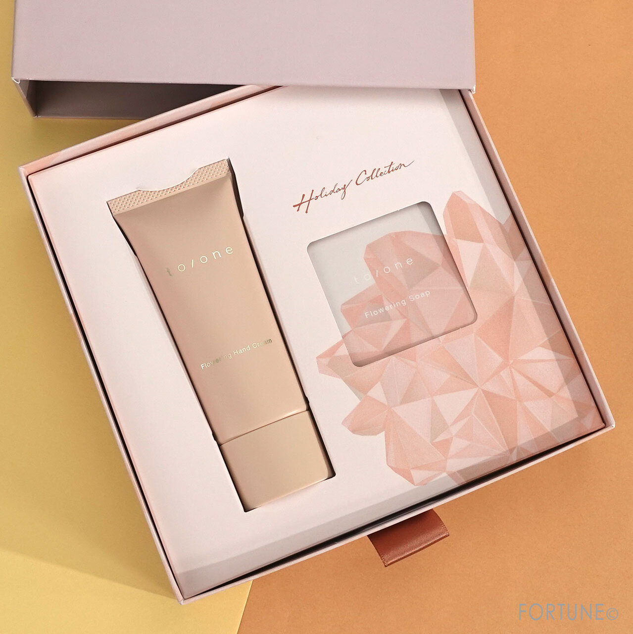 to/one（トーン）／2021年クリスマスコフレ／ホリデー コレクション 2021 フラワリング ハンド ケア