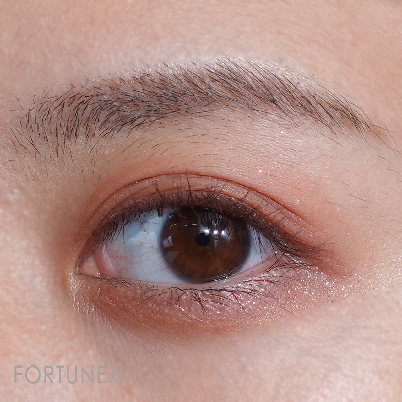 『パラドゥ　シングルアイシャドウ』RD01 透けラメレッド