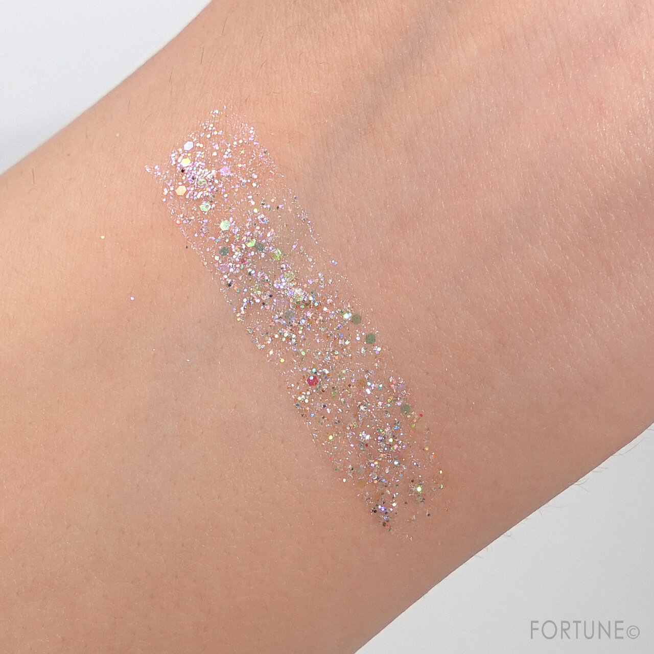 『フラワーノーズ Cherry Love グリッター リキッドアイシャドウ』P03 Galaxy Encounter ギャラクシーエンカウンター