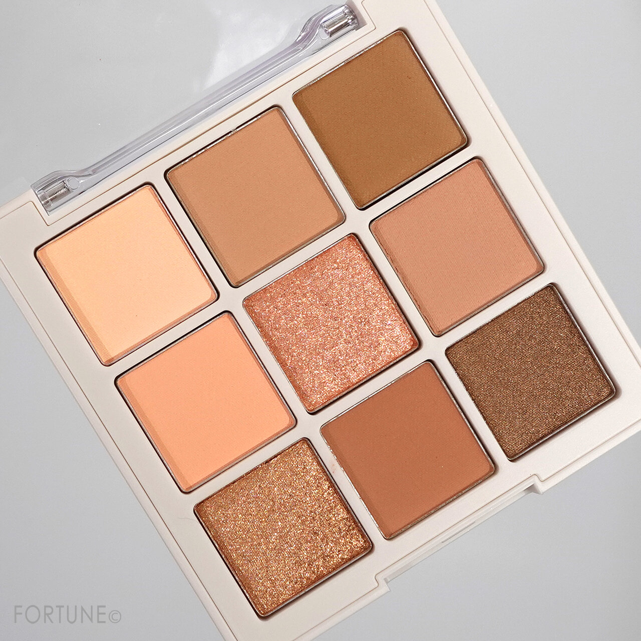 IM UNNY（アイムユニ）『マルチアイシャドウパレット』＃01オールザットベイシック