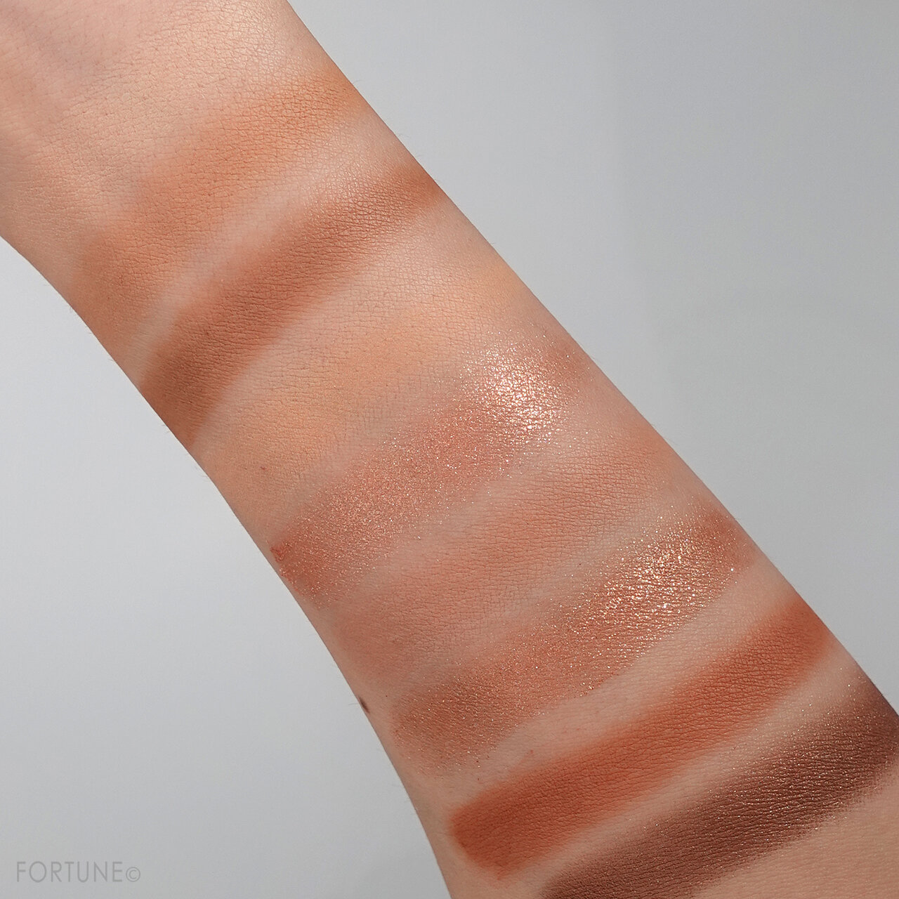 IM UNNY（アイムユニ）『マルチアイシャドウパレット』＃01オールザットベイシック