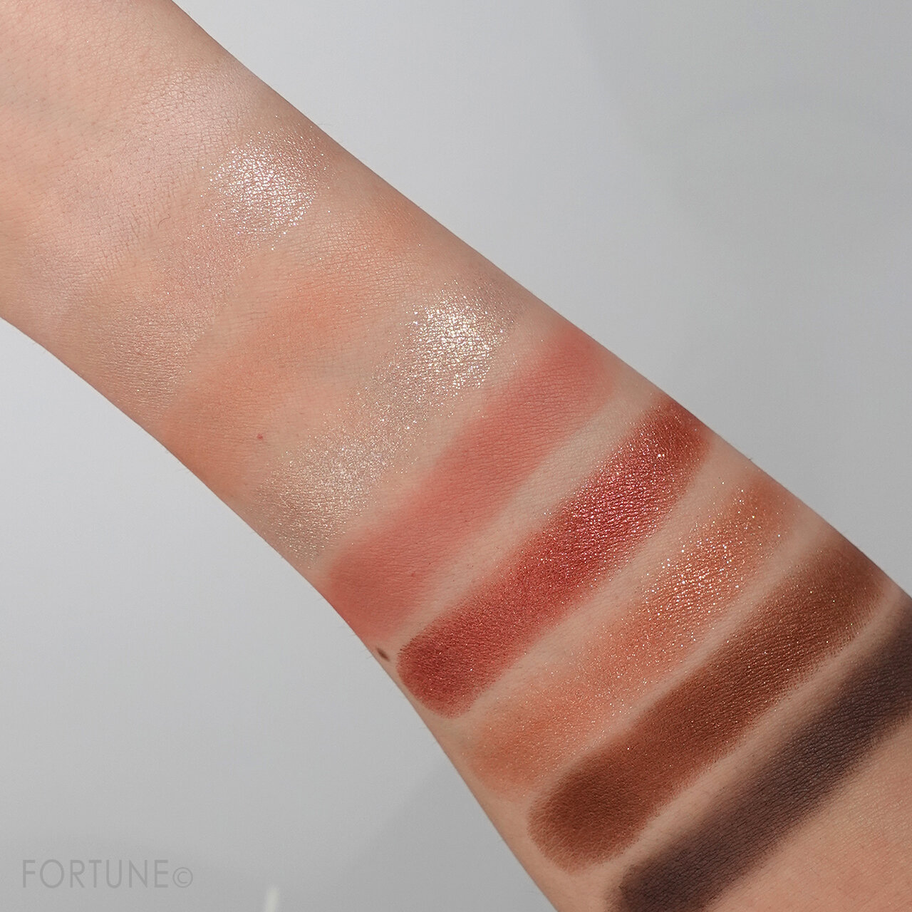 IM UNNY（アイムユニ）『マルチアイシャドウパレット』＃02シンプリーグラム