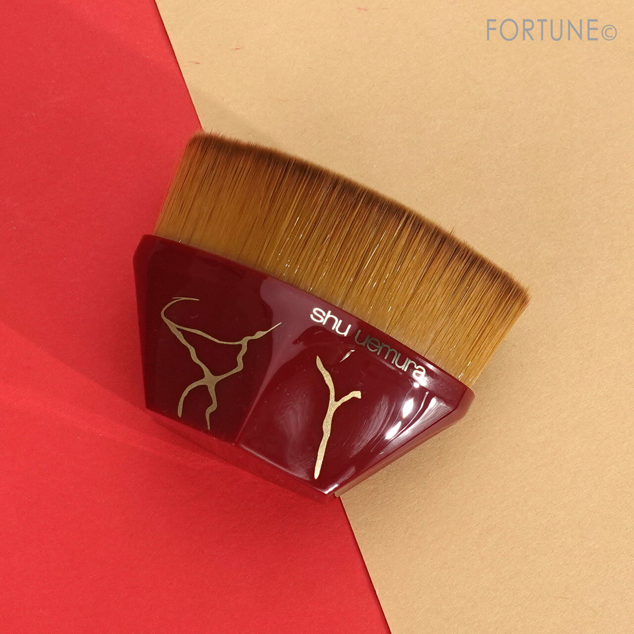 shu uemura（シュウ ウエムラ）『ルージュ アンリミテッド ラッシュ ラヴァ レッド コレクション』ペタル55 ファンデーション ブラシ